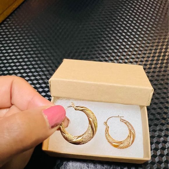 10k solid gold earrings textured hoop 0.75 inches diameter and weighs 1.5 grams - Picture 2 of 7